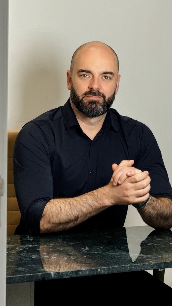 Dr. Jander Tomazelli em seu consultório na Clínica Salutar